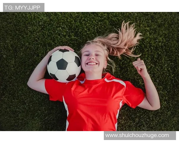 足球明星与休闲运动女孩的魅力碰撞探索青春活力与时尚风潮的完美结合